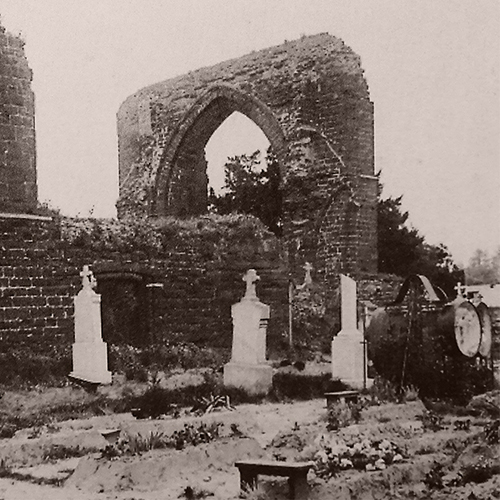 Sint-Jansruïne en kerkhof in 1904