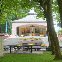 Het Rosarium met altaar, naast de basiliek, in Dadizele.